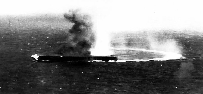 1944年10月,在菲律宾战役的恩加尼奥角海战中,已是空有其表的瑞鹤号