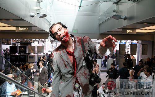 美国某市愚人节大玩僵尸游戏-路上全是僵尸