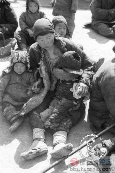 1942年河南人民吃草根 重庆的国民党官员吃大餐