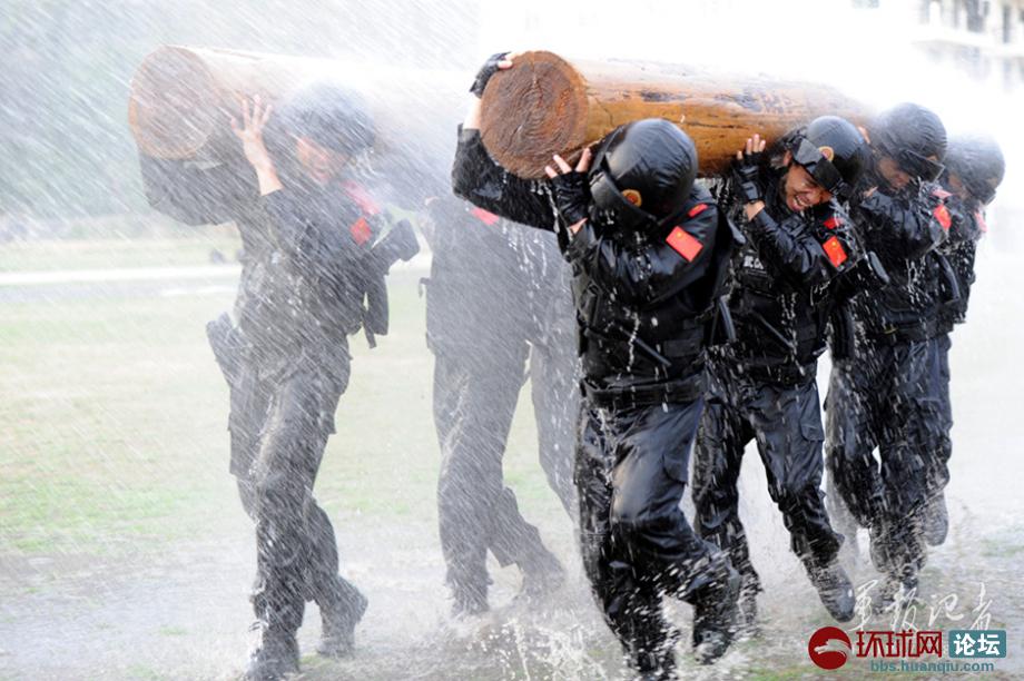 武警特战队员魔鬼训练曝光:穿越污水坑