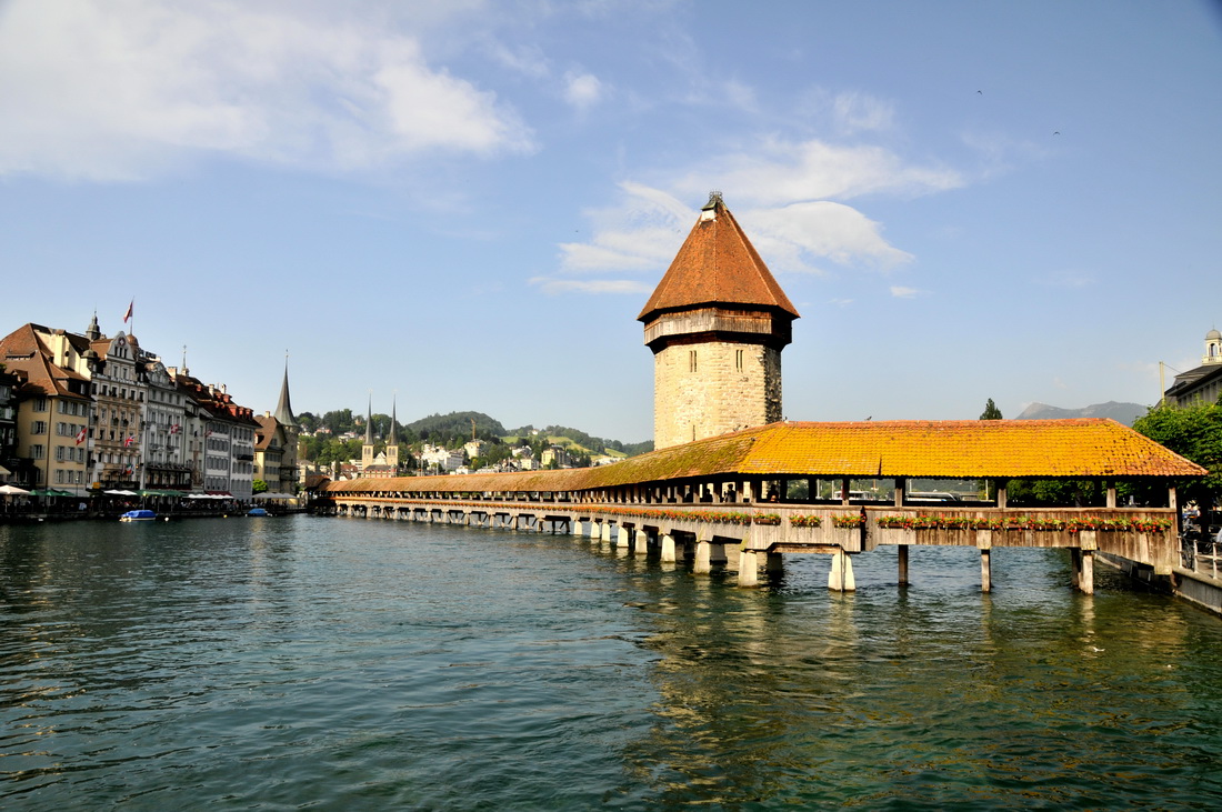 &nbsp;&nbsp;&nbsp;&nbsp; 都象征着瑞士男儿忠勇坚贞是民族的圭皋 &